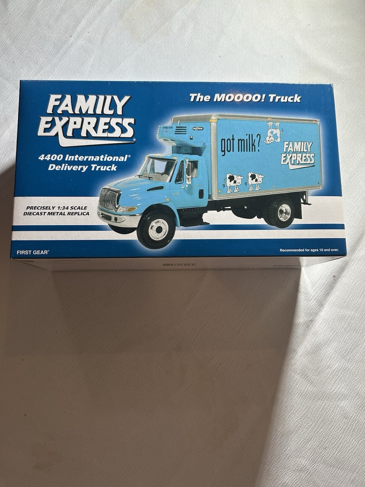 First Gear 'The MOOOO! Truck' got milk? Family Express 4400 International 1:34 Diecast