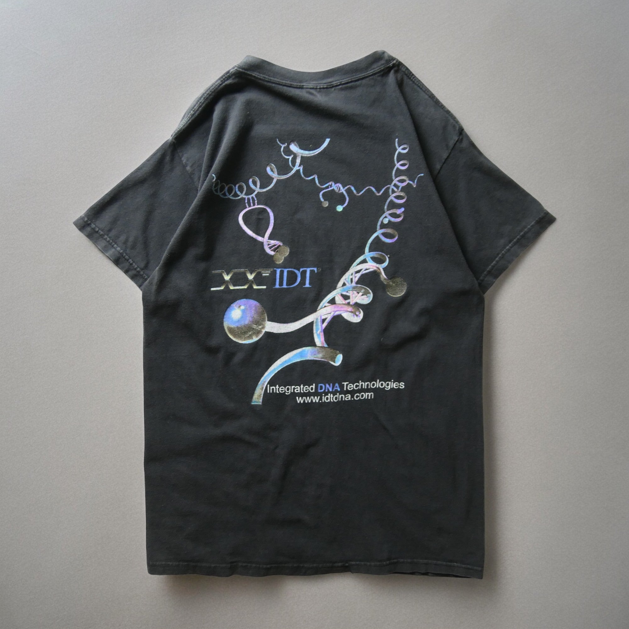 IDT name and molecular artwork on the reverse